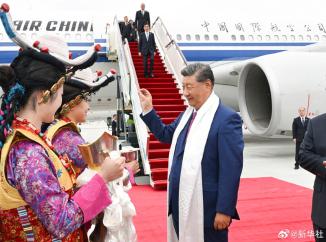 快讯：习近平率中央代表团抵达拉萨出席西藏自治区成立60周年庆祝活动